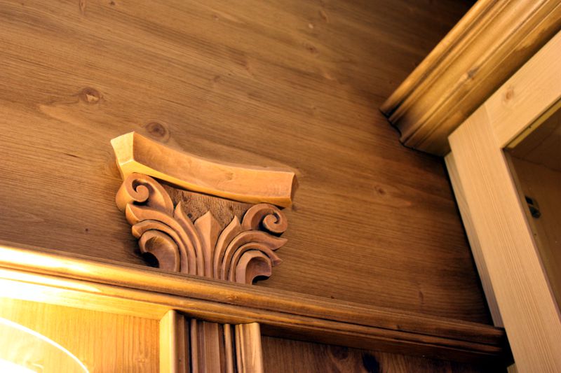 CORNICE SCOLPITA IN BASSORILIEVO