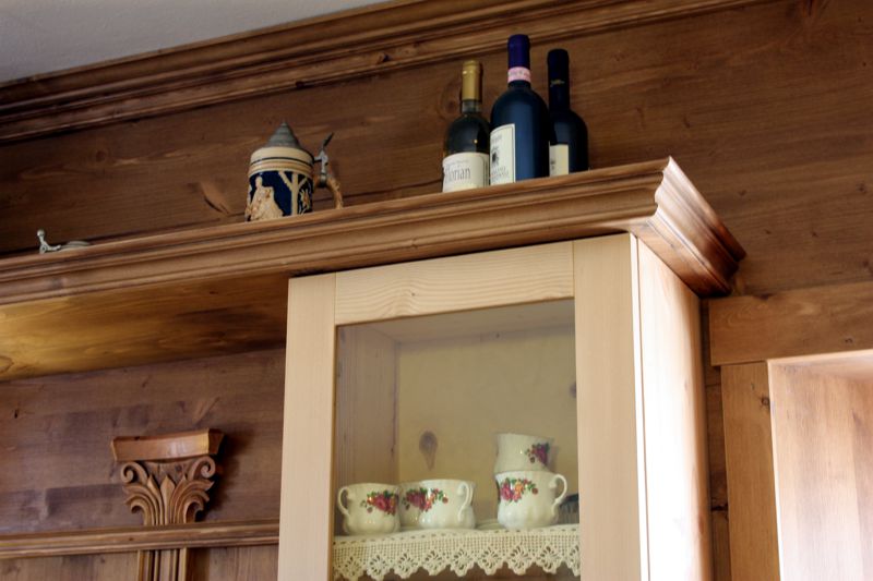 Mobile cucina in abete trattato a cera.