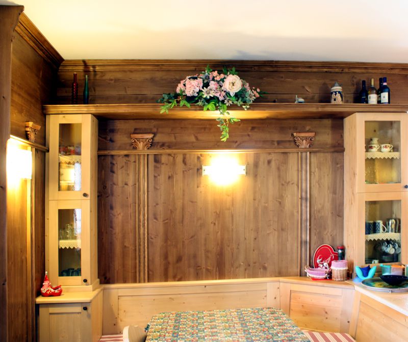 Cucina in legno di abete trattata a cera.